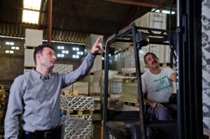 תמונה של ניר גיל מבקש את הנייר הנכון לעבודה