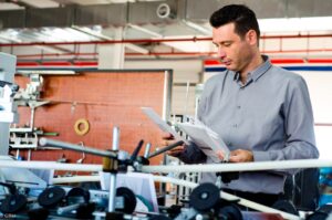 תמונה של ניר גיל בוחן כריכה