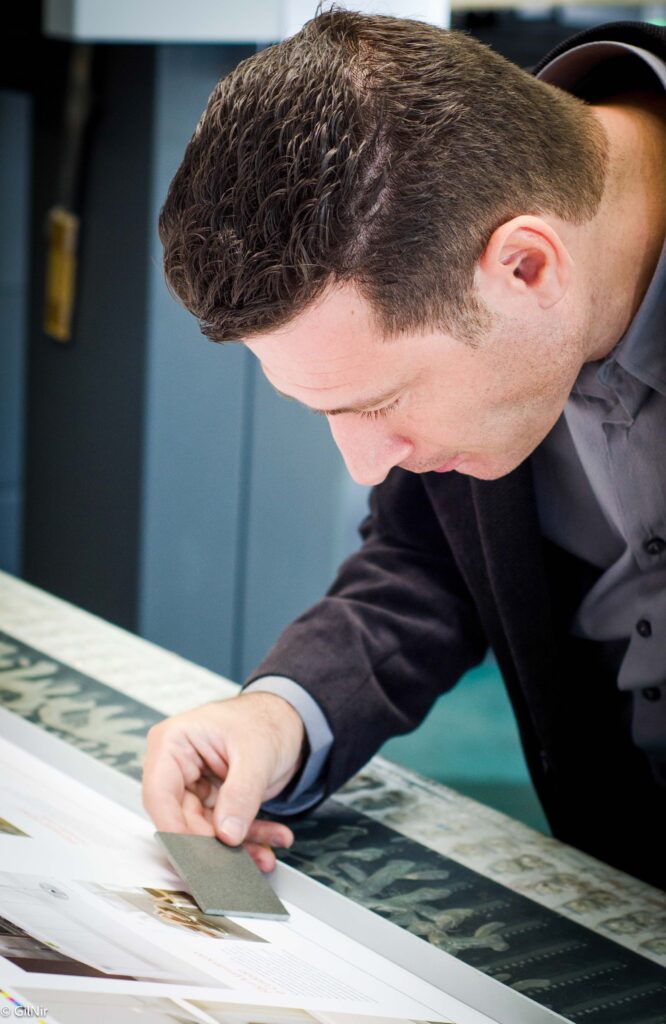 תמונה של ניר גיל בוחן צבעוניות הדפסה