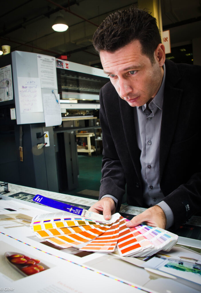 תמונה של ניר גיל בוחן עם קטלוג פנטון