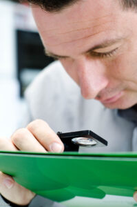 תמונה של ניר גיל בוחן עם לופה